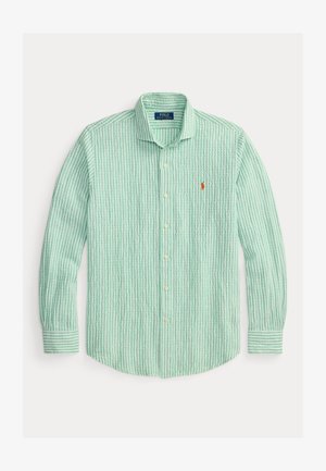 Chemise à manches longues à rayures verticales vert clair et blanc, avec col et petit logo orange brodé sur la poitrine.