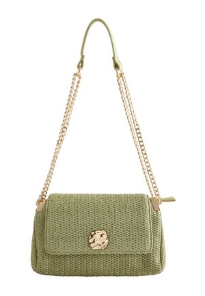 Sac à main en tissu tissé vert clair avec rabat et fermoir doré texturé, avec une bandoulière chaîne dorée et un coussinet d'épaule en cuir vert assorti.