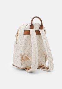 Béžový batoh s texturovaným materiálem, zlatým kováním a jemným potiskem. Má nastavitelné popruhy a horní úchyt.