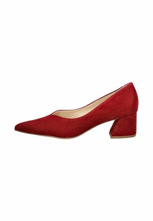 Pump rossa in suede con punta affilata, dotata di un tacco a blocco basso e una superficie liscia e levigata. Nessun accento o motivo visibile.