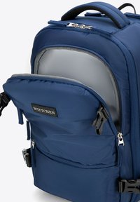 Námořnický látkový batoh s několika zipovými přihrádkami a přední kapsou. Obsahuje černou nálepku WITTCHEN a texturovanou rukojeť.