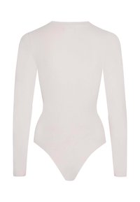 Body a maniche lunghe in beige chiaro, realizzato in tessuto liscio ed elastico. Presenta uno scollo rotondo e una silhouette aderente, con un retro a perizoma.