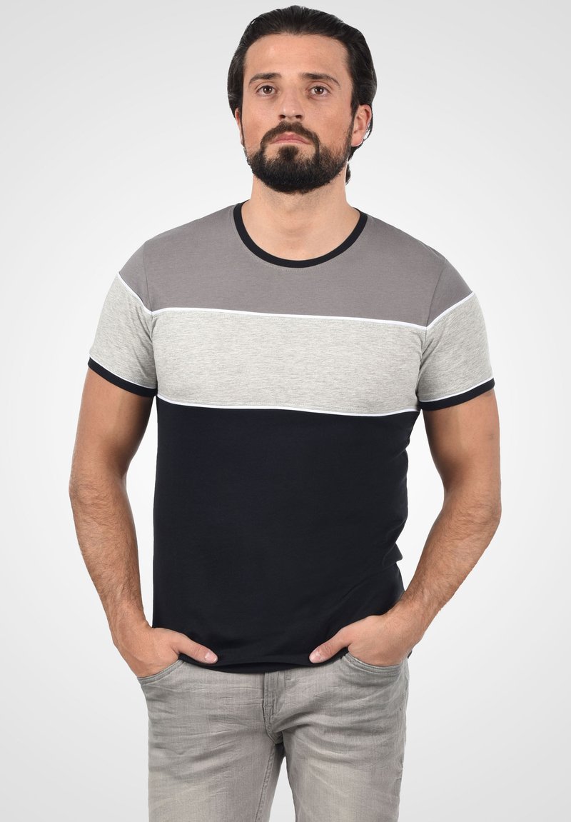 T-shirt s krátkym rukávom s farebným blokovým dizajnom v sivej, svetlosivej a námorníckej modrej farbe, vyrobený z jemnej bavlny s okrúhlym čiernym výstrihom.