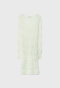 Pull en tricot blanc à coupe ample, présentant un motif ajouré, des manches trois-quarts et des poignets côtelés à l'ourlet et aux manches.