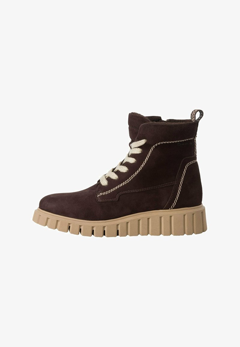 Braune Wildleder-Ankelboots mit einer stabilen beige Gummisohle, die cremefarbenen Schnürsenkel und kontrastierende Nähte aufweisen. Mit einer Zuglasche an der Rückseite.