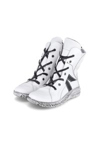 Witte high-top sneakers van synthetisch materiaal met zwarte veters, voorzien van een zwarte accent en een gestructureerde zool met duidelijke patronen.
