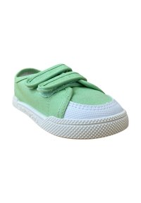 Zapato tipo slip-on de lona verde con suela de goma blanca, cuenta con dos tiras de tela en lugar de cordones, puntera texturizada y suela con patrón.