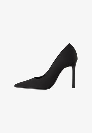 Pump nero con tacco alto, punta affusolata, finitura in satin lucido e tacco a stiletto. Progettato con un taglio sottile sul lato.