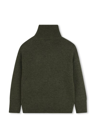 Maglione a coste di un verde scuro, con colletto alto a imbuto. Presenta ampie coste sui polsini e sull'orlo, mettendo in risalto una texture morbida.