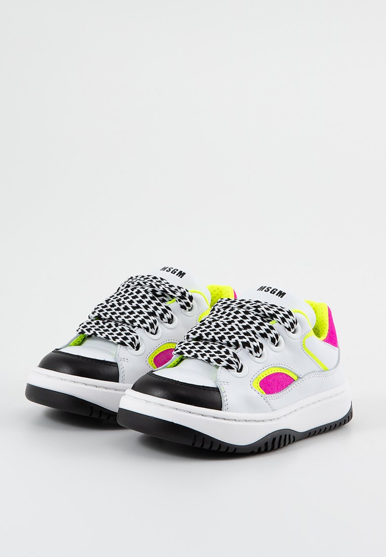Białe sneakersy z czarnymi noskami, neonowymi różowymi i żółtymi akcentami oraz w kratkę sznurówkami. Masywna podeszwa z teksturowanym wzorem gripu.