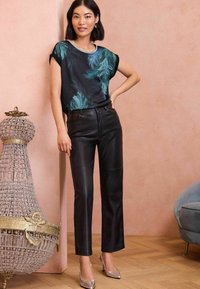 Love & Roses FIT - FRONT EMBELLISHED NECK - Marškinėliai su spaudiniu - black feather print
