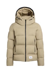 Beige Steppjacke mit hohem Kragen, Reißverschluss vorne und zwei seitlichen Taschen. Verfügt über schwarze Reißverschlüsse und ein Logo-Patch auf der unteren Vorderseite.