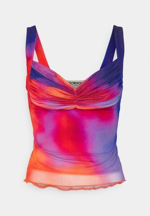 Flerfarget tanktop i gradientfarger av rødt, oransje og lilla; har plisserte detaljer og justerbare stropper med en bølgete kant.