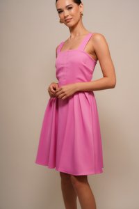 Rosa A-Linie Kleid mit breiten Trägern, strukturiertem Stoff und tailliertem Oberteil. Verfügt über einen ausgestellten Rock und endet über dem Knie.