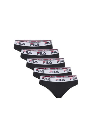 Fem sorte trusser med hvide elastiske linninger med FILA-logo i sort og rød, arrangeret i en forskudt bunke.