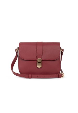 Sac bandoulière en cuir rouge texturé avec rabat avant, fermoir doré et sangle réglable avec boucle.