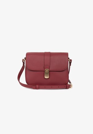 Rode gestructureerde leren crossbodytas met een klep aan de voorkant, een gouden sluiting en een verstelbare riem met gesp.