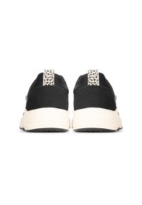 Scarpe da ginnastica nere con tessuto in rete, suole di colore chiaro e un tassello sul tallone con un motivo. Design semplice e texture contrastanti.