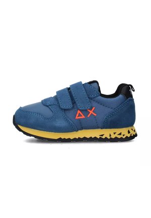 Sneaker blu in materiale scamosciato e mesh, con due cinghie regolabili, logo arancione, soletta gialla e suola in gomma nera testurizzata.