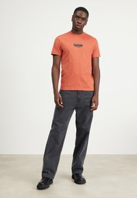 Calvin Klein CUT THROUGH LOGO - Apdrukāts T-krekls - copper sun