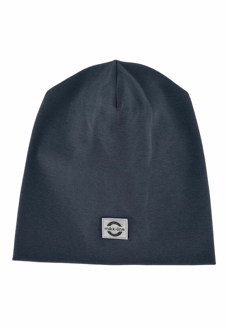 Caciulă de culoare gri închis, fabricată dintr-un material moale și elastic. Prezintă un design simplu, rotunjit, cu un patch logo în față.
