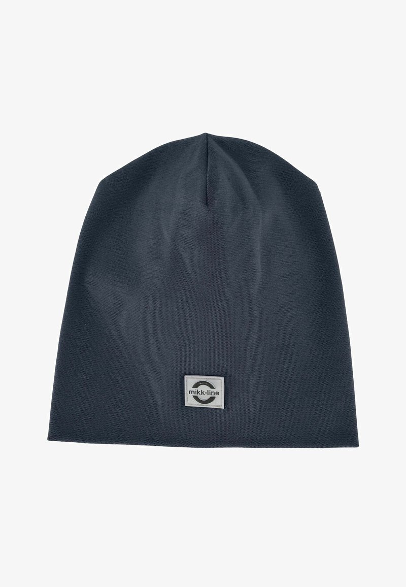 Tmavě šedá čepice vyrobená z měkkého a elastického materiálu. Má jednoduchý, zaoblený design s logem na přední straně.