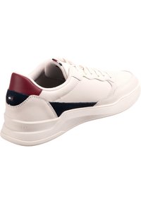 Sneaker in pelle bianca con accenti blu navy e rossi, linguetta testurizzata sul tallone e suola in gomma. Presenta una finitura liscia e un design classico con lacci.