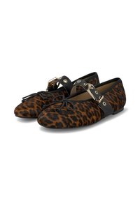 Scarpe flat con stampa leopardata, realizzate in materiale morbido, con una cinghia nera con hardware dorato, dettaglio a fiocco sulla punta e profilo basso.