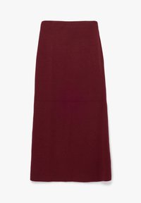 Burgundowa długa spódnica o prostym kroju z subtelnymi poziomymi przeszyciami w środkowej części na białym tle.