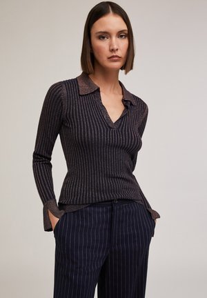 Top de manga larga acanalado en color marino con escote en V y diseño con cuello, que presenta un hilo metálico sutil y detalles de puños acampanados.