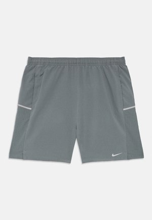 Grijze sportkorte broek met elastische tailleband, zijzakken, geperforeerde zijpanelen en een klein wit Nike-logo op het linkerbeen.
