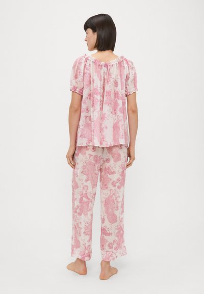 Conjunto de pijama floral rosa com uma blusa de manga curta e decote com volant e calças soltas com um padrão integral. Material macio e leve.