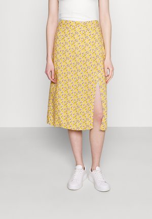 Gele midi-rok met bloemenprint en een split aan de zijkant, gemaakt van lichtgewicht stof; heeft een gelaagd ontwerp en een levendige, patroonrijke afwerking.