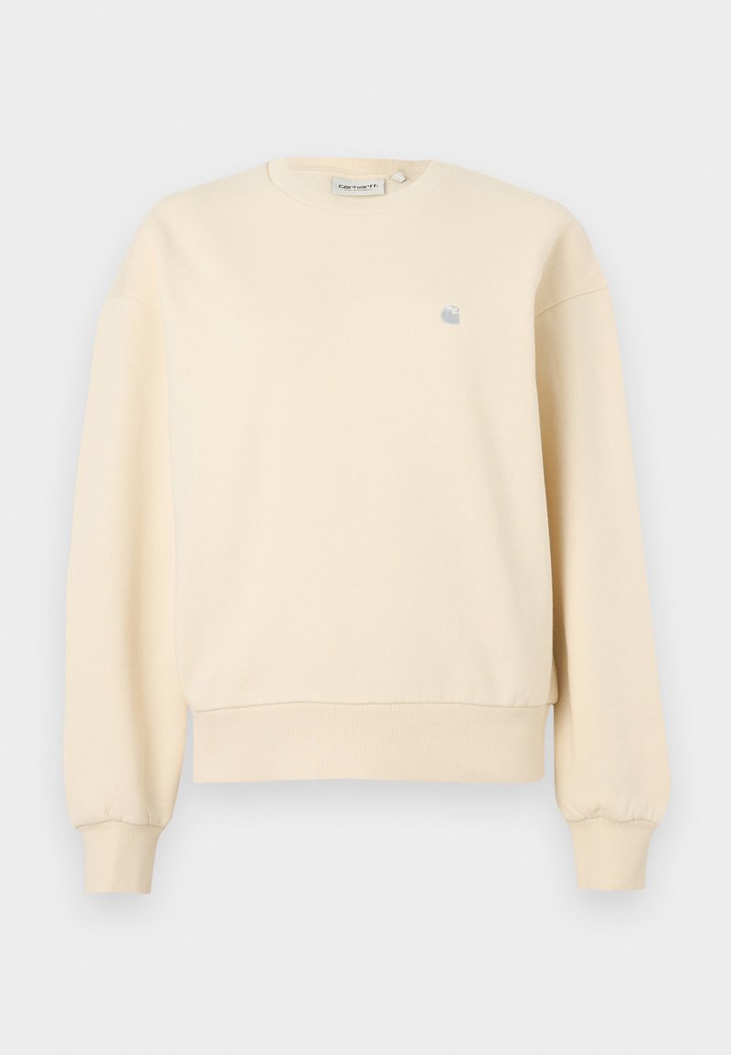 Sahnefarbener Pullover mit rundem Halsausschnitt, gerippten Bündchen und Saum, mit einem kleinen blauen Logo auf der linken Brust. Weiche Stoffstruktur.