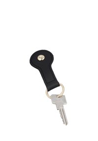 Silberner Metallschlüssel, befestigt an einem schwarzen Leder-Schlüsselanhänger mit Metallknopf und Metall-Schlüsselring vor weißem Hintergrund.