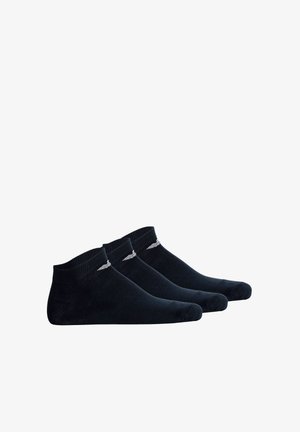 Drei Paare schwarze, niedrig geschnittene Socken mit einem kleinen weißen gestickten Logo nahe dem Knöchel, nebeneinander angeordnet.