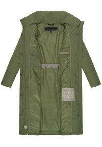 Abrigo acolchado verde con un cuello alto, con forro interior, múltiples bolsillos e instrucciones de cuidado impresas en el lado izquierdo.