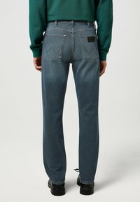 Wrangler LARSTON - Jeans slim fit - ocean storm