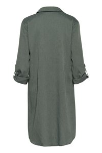 Groene, langemouwen hemdjurk met een kraag, voorzien van omgerolde mouwen en een gladde textuur. Eenvoudig ontwerp, halflange snit.