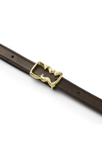 Ceinture en cuir marron foncé avec une boucle dorée brillante distinctive présentant un motif en zigzag sur un fond blanc.