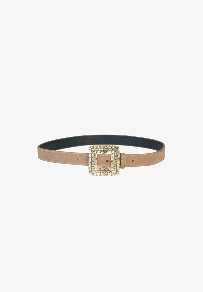 Hellbrauner Wildledergürtel mit glänzend schwarzer Innenseite und einer großen, mit Strasssteinen besetzten quadratischen Schnalle zur dekorativen Befestigung.