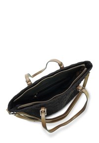 Zwarte gewatteerde stoffen handtas met lichtbruine leren hengsels. Heeft een open bovenkant, twee compartimenten en ritszakken aan de binnenkant.