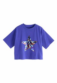 Camiseta corta morada de manga corta con un gran diseño de estrella multicolor hecho de lentejuelas en la parte delantera. Tela suave y elástica.