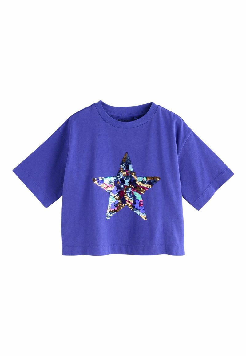 Camiseta corta morada de manga corta con un gran diseño de estrella multicolor hecho de lentejuelas en la parte delantera. Tela suave y elástica.