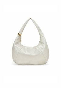 Bolso hobo de cuero blanco con un acabado texturizado, forma curva y acento en hardware dorado en la correa. Apariencia suave y delicada.