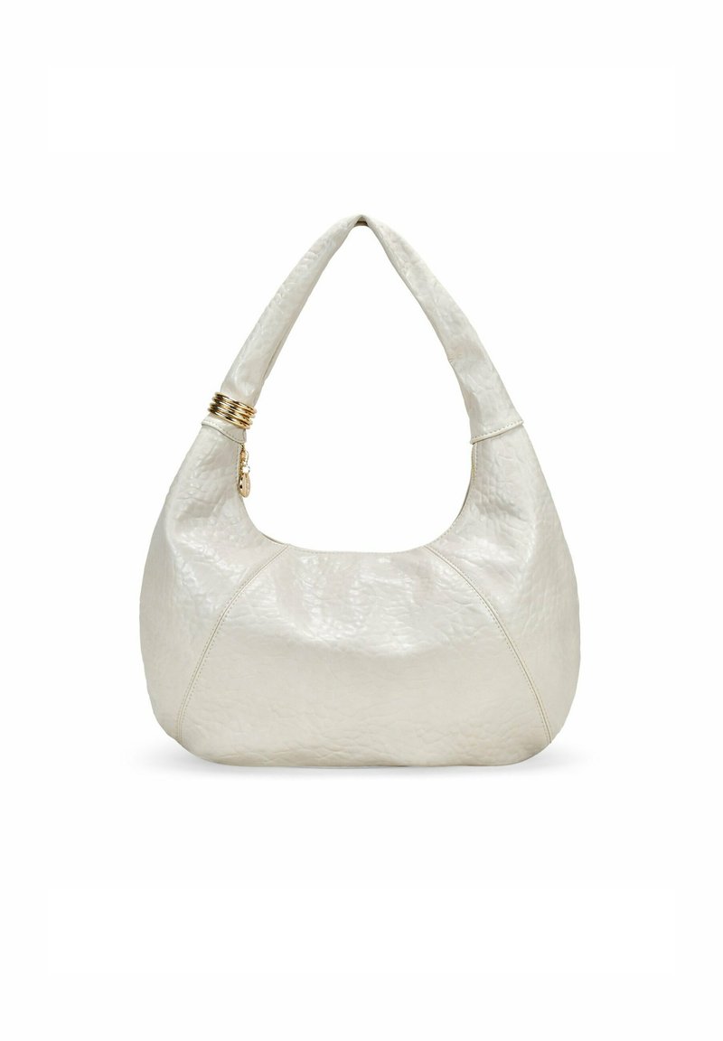 Bolso hobo de cuero blanco con un acabado texturizado, forma curva y acento en hardware dorado en la correa. Apariencia suave y delicada.