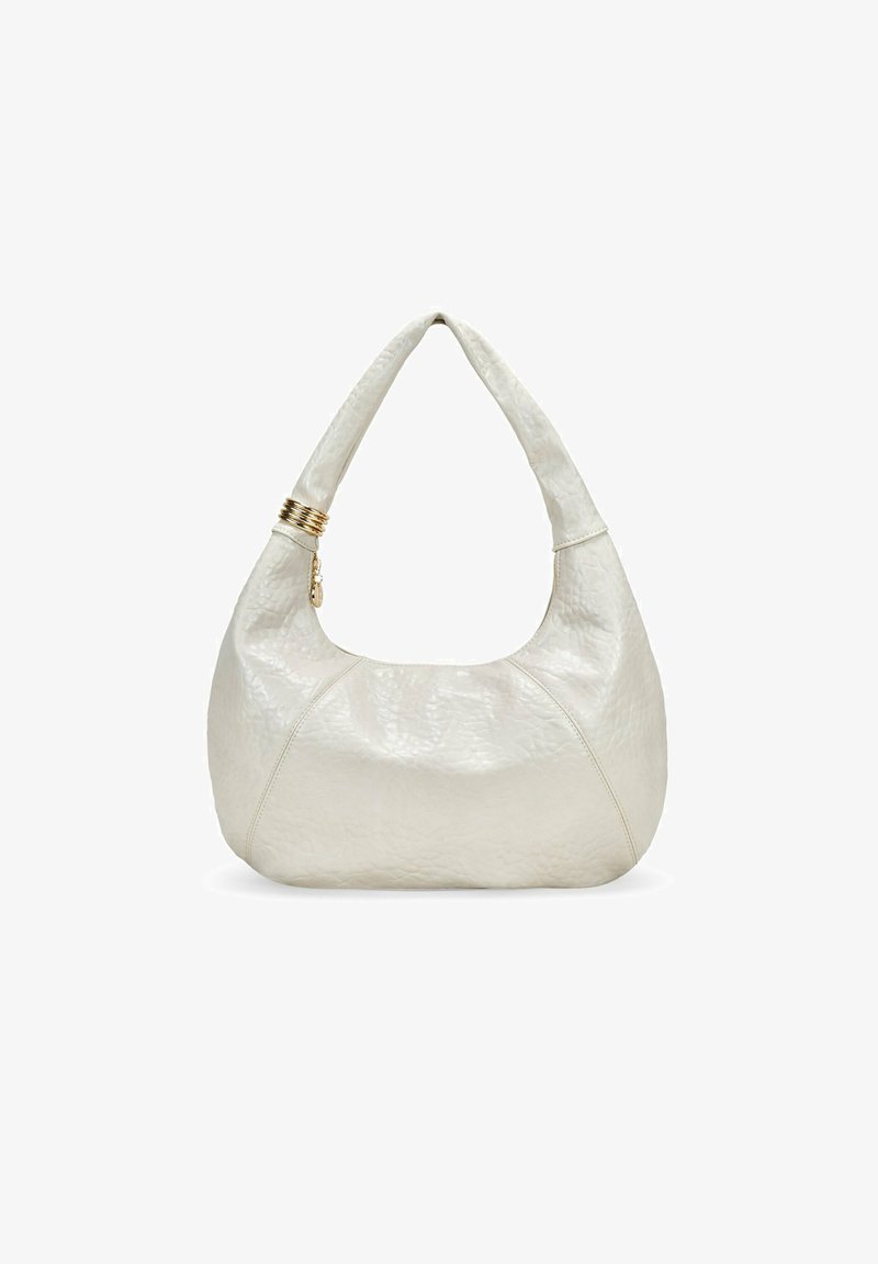 Bolso hobo de cuero blanco con un acabado texturizado, forma curva y acento en hardware dorado en la correa. Apariencia suave y delicada.