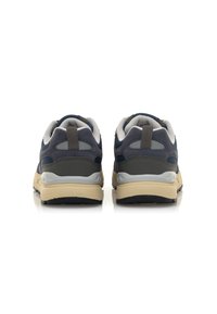 Scarpe da ginnastica navy e grigie con materiali in rete e suede, colletto imbottito, intersuola crema e suola nera testurizzata.