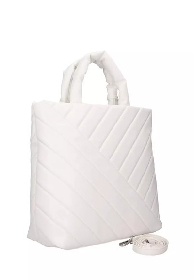 Weiße gesteppte Tragetasche mit diagonalen Nähten, doppelten oberen Tragegriffen und einem abnehmbaren Schultergurt. Glattes Kunstledermaterial.