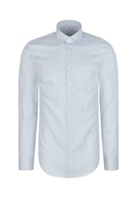 Chemise bleu clair à manches longues avec un motif géométrique subtil, une poche poitrine unique et un col classique. Texture de tissu lisse.